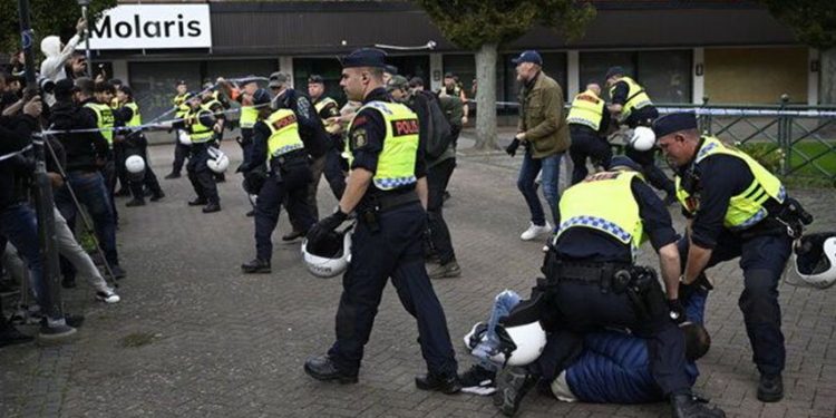 İsveçdə Qurani Kərimə yenidən hörmətsizlik olunması və polisin etirazçılarla qarşıdurması