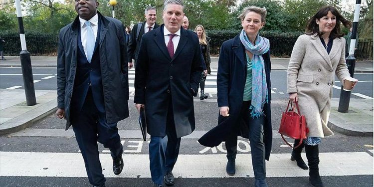 İngiltərənin parlament nümayəndələrinin sionist lobbisindən yardım almaları ilə bağlı maliyyə rüsvayçılığı