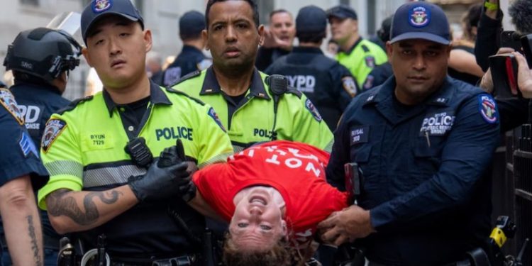 Nyu Yorkda sionist rejiminin silahlandırılmasına etiraz edən onlarla insanın həbs olunması