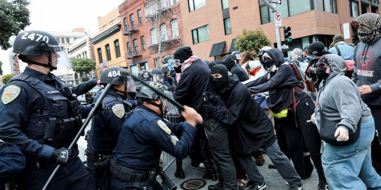 İctimai qəzəbdən polis vəhşiliyinə qədər; Amerikanın alovlu küçələrinin vizual təsviri