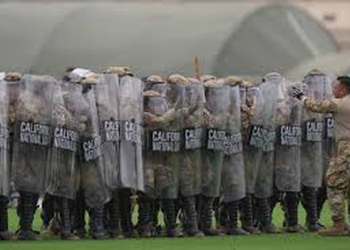 Texasda etirazçılarla mübarizə aparmaq üçün zorakı qüvvələr sıraya düzülüb